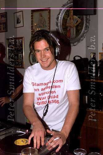 AMSTERDAM 11 OKTOBER 2001
Diner voor War Child in restaurant de Ondeugd.
Johnny de Mol als DJ