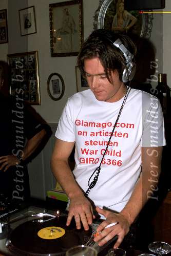 AMSTERDAM 11 OKTOBER 2001
Diner voor War Child in restaurant de Ondeugd.
Johnny de Mol als DJ