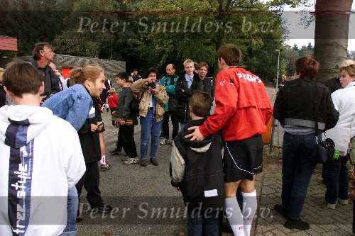 Eindhoven, 22 oktober 2001
Training PSV v
Op de foto nog veel supporters ( schoolvakantie )die op de foto willen met Kezman