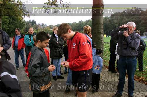 Eindhoven, 22 oktober 2001
Training PSV 
Op de foto Kezman die handtekeningen geeft aan de vakantiegangers