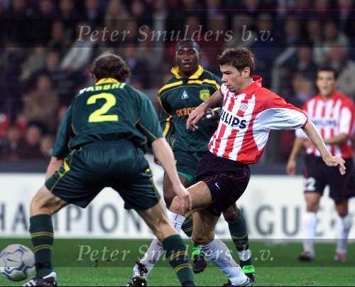 Eindhoven, 24 oktober 2001
5e wedstrijd van PSV in de championsleague tussen PSV-FC Nantes, eindstand 0-0
Kezman in duel met Nestor Fabbri