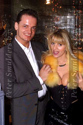 Amsterdam 11 Oktober 2001
Diner voor War Child in restaurant de Ondeugd.
KIM HOLLAND met fan