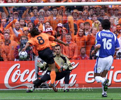 Rotterdam 25 Juni 2000
Edgar Davids probeert doelman Ivica Kralj te passeren
Europees Kampioenschap voetbal 2000 Euro 2000