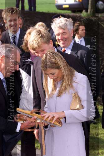 Leeuwarden 10 oktober 2001
Prins Willem Alexander en Maxima bezoeken de provincie Friesland.
 met schaatsen en de voorzitter van de elfstedentocht de hr Kroes