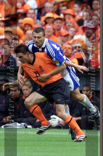 Rotterdam, 25 juni 2000   Euro 2000
Europees Kampioenschap voetbal 2000
Nederland-Joegoslavie
Marc Overmars met Miroslav Djukic
Op zijn rug overtreding