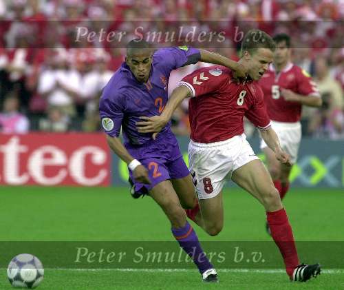 Rotterdam, 16 juni 2000   Euro 2000
Europees Kampioenschap voetbal 2000
Nederland-Denemarken
Michael Reiziger contra Jesper Gronkjaer
Duwen overtreding
