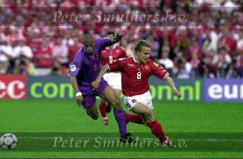 Rotterdam, 16 juni 2000   Euro 2000
Europees Kampioenschap voetbal 2000
Nederland-Denemarken
Michael Reiziger contra Jesper Gronkjaer