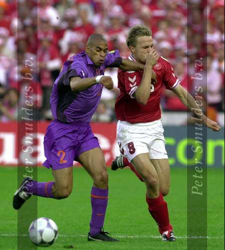 Rotterdam, 16 juni 2000   Euro 2000
Europees Kampioenschap voetbal 2000
Nederland-Denemarken
Michael Reiziger contra Jesper Gronkjaer