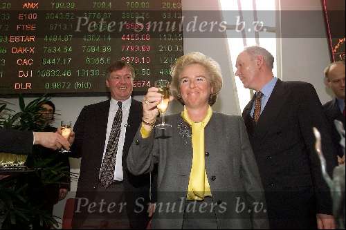 Amsterdam 17 MAART 2000, introductie aandelen World Online op de Amsterdamse effectenbeurs.
Nina Brink met champagne, links Michael Duffy en rechts George Moller.