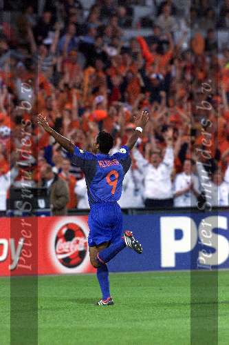 Rotterdam, 16 juni 2000   Euro 2000
Europees Kampioenschap voetbal 2000
Nederland-Denemarken
Patrick kluivert heeft gescoord