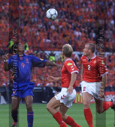 Rotterdam, 16 juni 2000   Euro 2000
Europees Kampioenschap voetbal 2000
Nederland-Denemarken
Patrick kluivert Michael Schjonberg (2)