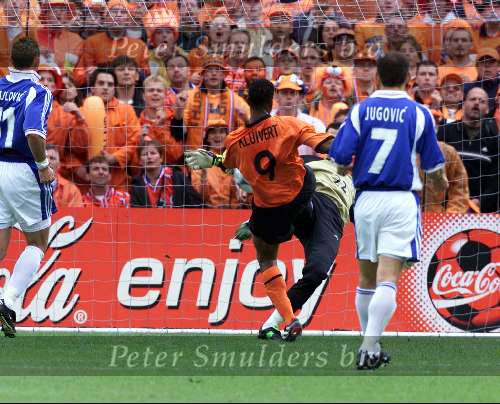 Rotterdam, 25 juni 2000   Euro 2000
Europees Kampioenschap voetbal 2000
Nederland-Yougoslavie
Patrick kluivert scoort een doelpunt bij PSV-doelman Ivica Kralj