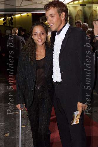 AMSTERDAM 1 OKTOBER 2001
Premiere Discovery of heaven in de pathe Arena
Peggy Jane Scheffer op krukken met haar vriend