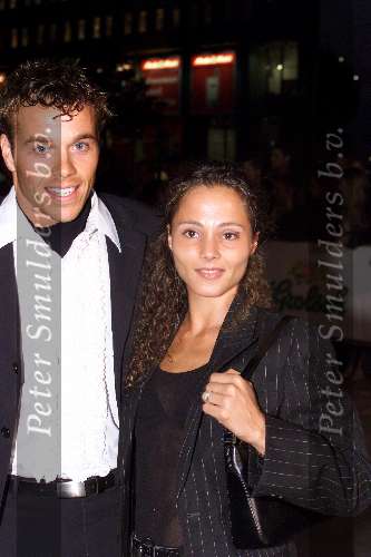 AMSTERDAM 1 OKTOBER 2001
Premiere Discovery of heaven in de pathe Arena
Peggy Jane Scheffer op krukken met haar vriend