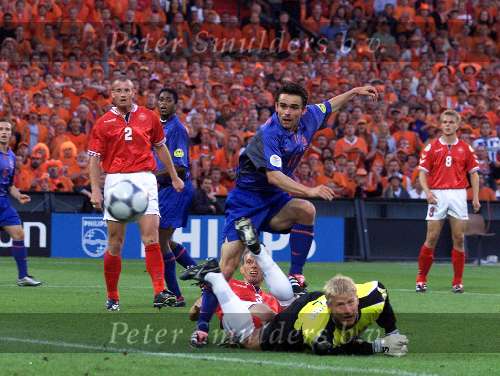 Rotterdam, 16 juni 2000   Euro 2000
Europees Kampioenschap voetbal 2000
Nederland-Denemarken
Marc Overmars contra Peter Schmeichel