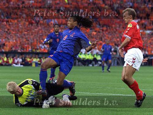 Rotterdam, 16 juni 2000   Euro 2000
Europees Kampioenschap voetbal 2000
Nederland-Denemarken
Edgar Davids contra Peter Schmeichel