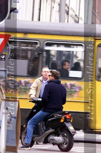 Amsterdam 20 oktober 2001
Reinout Oerlemans op zijn scooter.