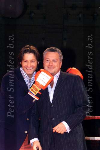AMSTERDAM 1 OKTOBER 2001
ESQUIRE Best geklede man van Nederland verkiezing in de beurs van Berlage.
Winnaar Bram Moskowicz en Rick Engelkes