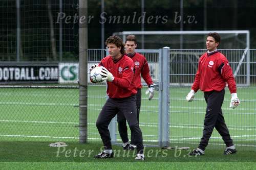 Eindhoven, 22 oktober 2001
Training PSV voor de Championsleague wedstrijd tegen het franse Nantes
Op de foto een verrassend snel herstelde keeper van PSV, Ronald Waterreus die a.s. op de bank begint.



PETER SMULDERS BV