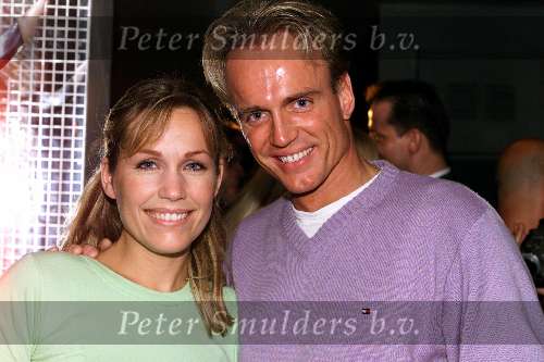 AMSTERDAM 11 OKTOBER 2001
Diner voor War Child in restaurant de Ondeugd.
Tanja Jess met fan