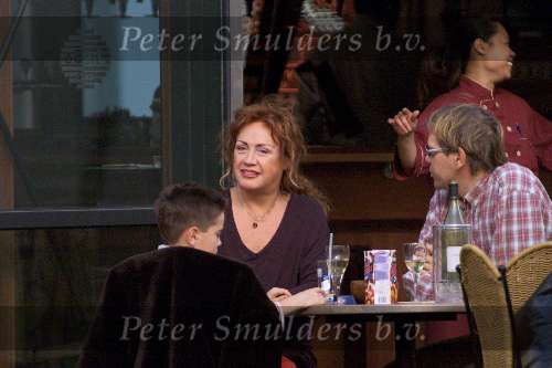 AMSTERDAM 15 Oktober 2001
Viola Holt op terras samen met haar kleinzoon.