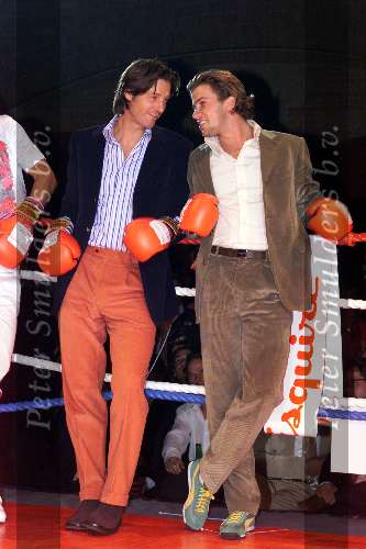 AMSTERDAM 1 OKTOBER 2001
ESQUIRE Best geklede man van Nederland verkiezing in de beurs van Berlage.
Rick Engelkes en Winston Gerschtanowitz