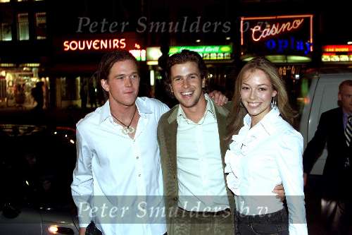 Amsterdam 1 oktober 2001
best geklede man van nederland
Johnny de Mol en Winston Gerschtanowitz met vriendin