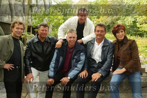 Kaatsheuvel 2 September 2002
Uitreiking CD van BZN
Op de foto v.l.n.r.:
Dick Plat, Jack Veerman, Dick v d Horst, Jan Keizer, Jan Tuijp en Carola Smit