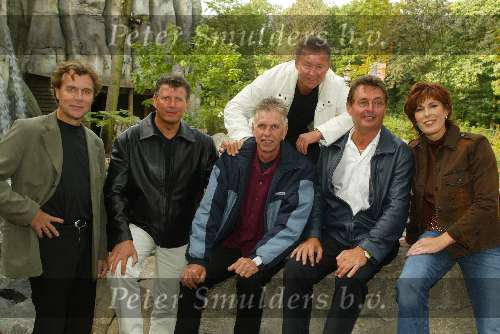 Kaatsheuvel 2 September 2002
Uitreiking CD van BZN
Op de foto v.l.n.r.:
Dick Plat, Jack Veerman, Dick v d Horst, Jan Keizer, Jan Tuijp en Carola Smit