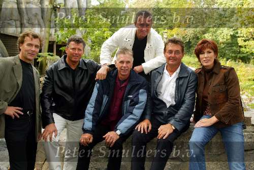 Kaatsheuvel 2 September 2002
Uitreiking CD van BZN
Op de foto v.l.n.r.:
Dick Plat, Jack Veerman, Dick v d Horst, Jan Keizer, Jan Tuijp en Carola Smit