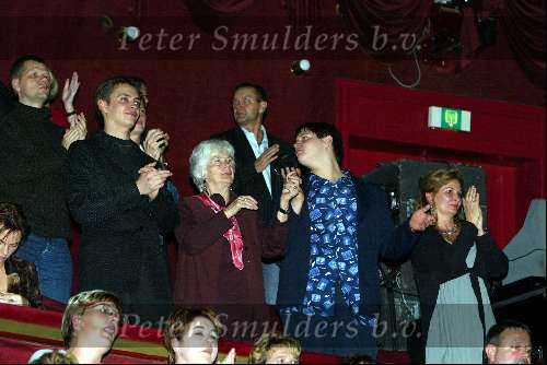 Amsterdam 22 oktober 2002
Rob de Nijs in Carre , 40 jaar artiest
Rob de Nijs met Belinda Meuldijk en schoonmoeder