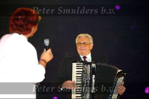 Rotterdam 5 oktober 2002
Rene Froger optreden in AHOY
Rene met Bolle Jan en accordeon