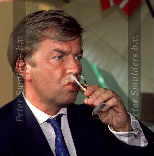 Eric Peute ( ex-vriend van Patty Brard )
met een glaasje champagne

PETER SMULDERS BV