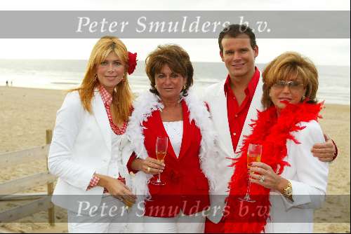 Bloemendaal 28 september 2002
Gala t.b.v. het rode kruis fonds georganiseerd door
Netty v d Veer Leco v Zadelhoff Estelle Gullit en Christine Kroonenberg