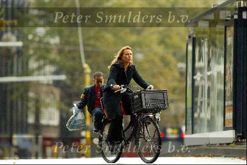 Amsterdam 5 oktober 2002
Nada v Nie met zoontje op de fiets