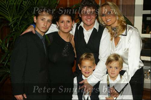 Rotterdam 5 oktober 2002
Rene Froger optreden in AHOY
Rene  en Natasja Froger met alle kinderen van rene