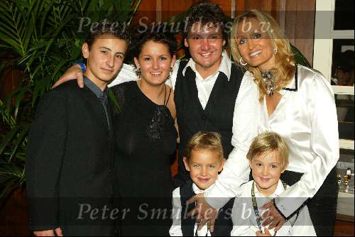 Rotterdam 5 oktober 2002
Rene Froger optreden in AHOY
Rene  en Natasja Froger met alle kinderen van rene