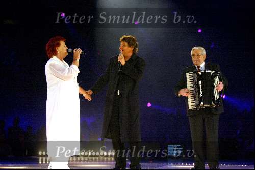 Rotterdam 5 oktober 2002
Rene Froger optreden in AHOY
Rene met Bolle Jan Froger en Mien Froger