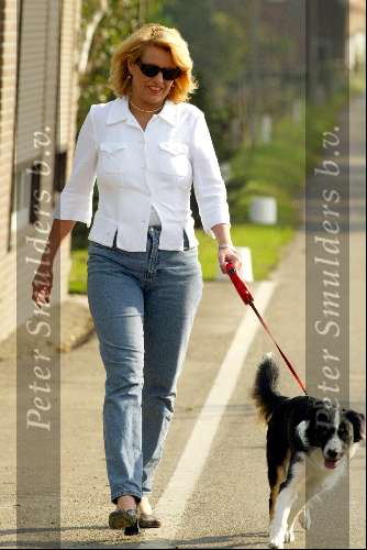 Piershil 2 oktober 2002
Winnie de Jong wandelend met hond