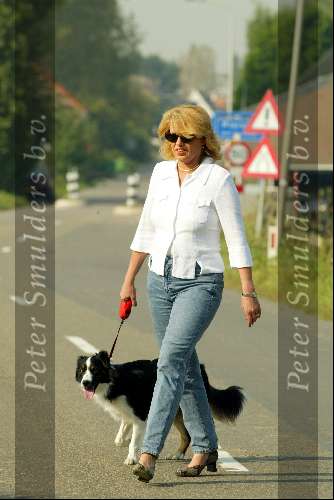 Piershil 2 oktober 2002
Winnie de Jong wandelend met hond
