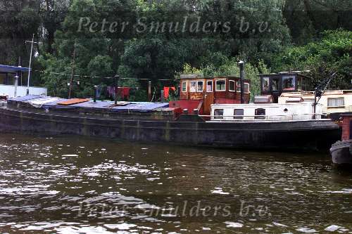 24 juli 2002  Amsterdam
Oud vrachtschip als Woonboot aan de Amstel