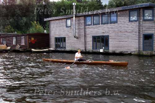 24 juli 2002 Amsterdam
Woonboot met rieten dak aan Amstel in Ouderkerk a/d Amstel
Sloepenroute    roeister