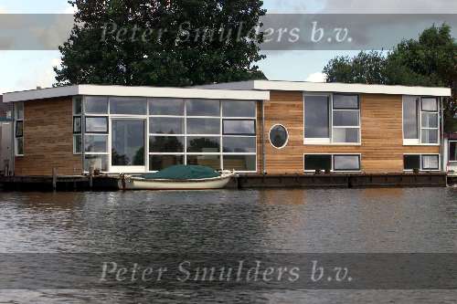 24 juli 2002 Amsterdam
Woonboot met rieten dak aan Amstel in Ouderkerk a/d Amstel
Sloepenroute