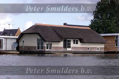 24 juli 2002 Amsterdam
Woonboot met rieten dak aan Amstel in Ouderkerk a/d Amstel
Sloepenroute