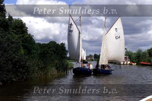 24 juli 2002 boottrip met de sloep van vinkeveen naar Amsterdam
Zeilbootjes op de amstel  Sloepenroute