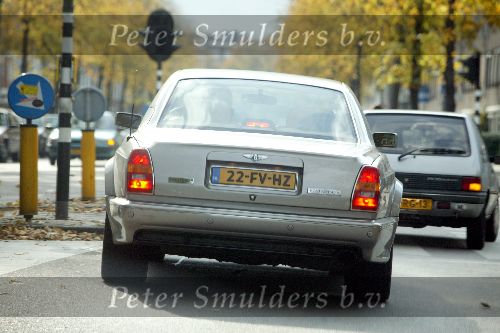 Amsterdam 21 oktober 2003
Connie Breukhoven op Cornelis Schuytstraat
bij haar Bentley