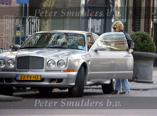 Amsterdam 21 oktober 2003
Connie Breukhoven op Cornelis Schuytstraat
bij haar Bentley
