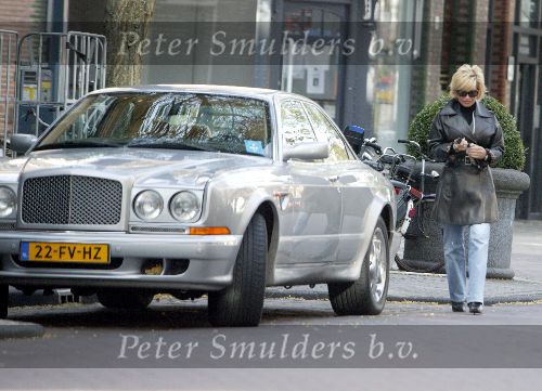 Amsterdam 21 oktober 2003
Connie Breukhoven op Cornelis Schuytstraat
bij haar Bentley