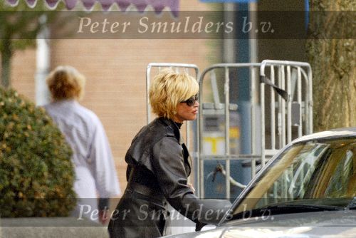 Amsterdam 21 oktober 2003
Connie Breukhoven op Cornelis Schuytstraat
bij haar Bentley