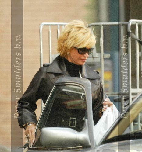 Amsterdam 21 oktober 2003
Connie Breukhoven op Cornelis Schuytstraat
bij haar Bentley